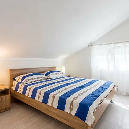 Apartman House Luce With Pool Čisla