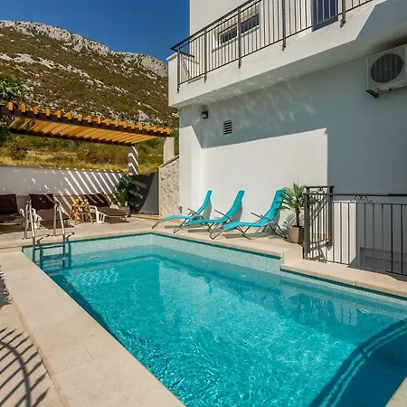 House Luce With Pool アパート *