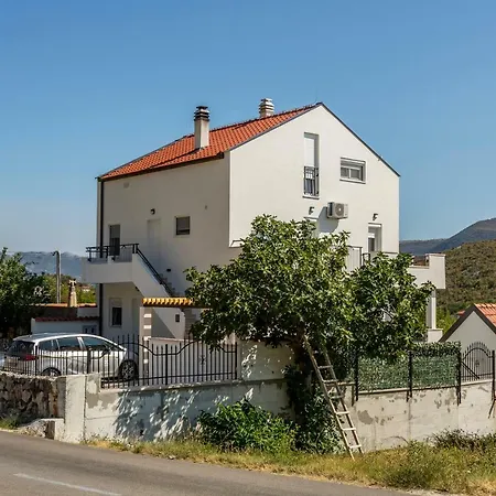 House Luce With Pool Čisla