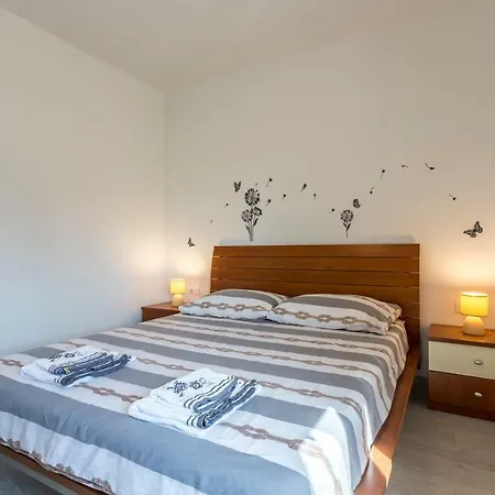 House Luce With Pool Čisla